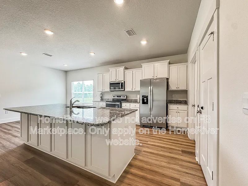 4 bed, 3.0 bath, 2304 sqft, $2,395 — Photo 2