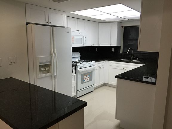 4th image of 7314 Jacaranda Ln