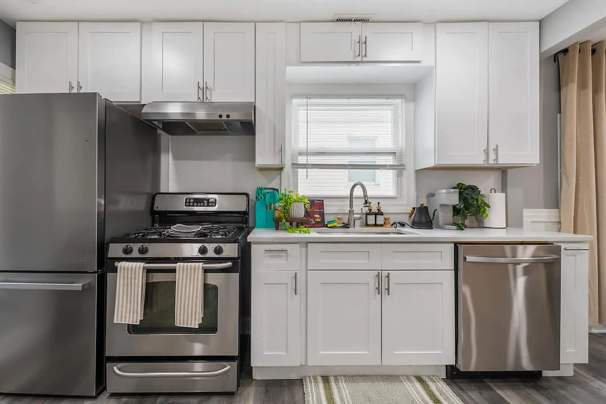 3 bed, 1180 sqft, $7,900 — Photo 3
