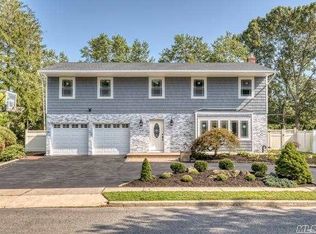 22 Roseanne Dr, Woodbury, NY 11797