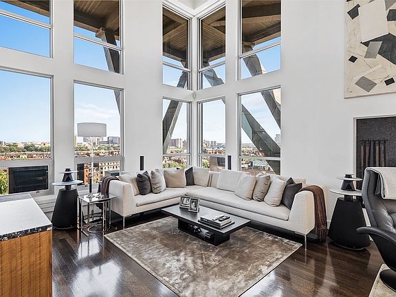 5th image of 360 Newbury St Unit 810