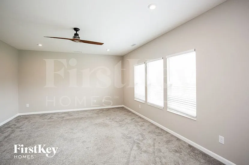 4 bed, 2.5 bath, 2459 sqft, $2,200 — Photo 3