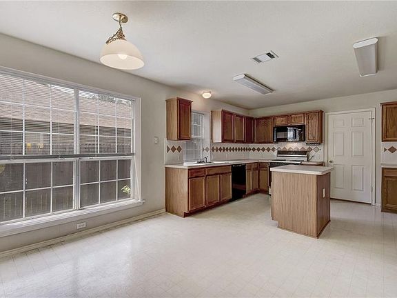 5th image of 1329 Rocky Creek Dr