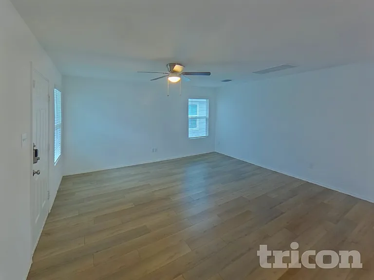 617 Dashwood Dr — Photo 2