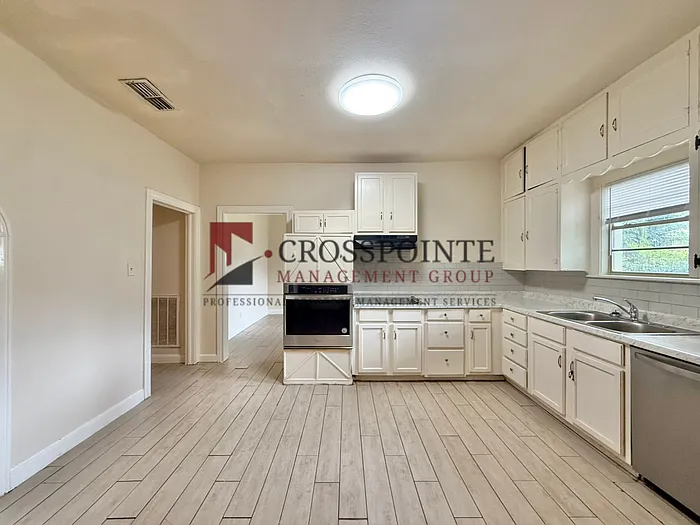 1120 Augusta Ave — Photo 9