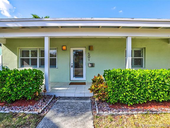 4th image of 801 SE 9th St #801