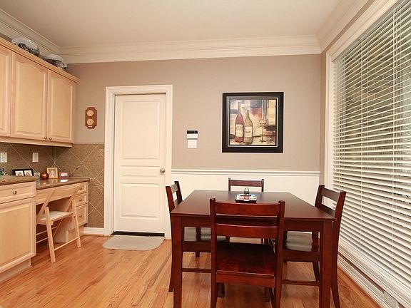 EAT IN BREAKFAST AREA