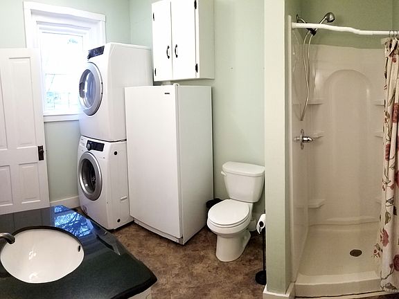 Large main level bath