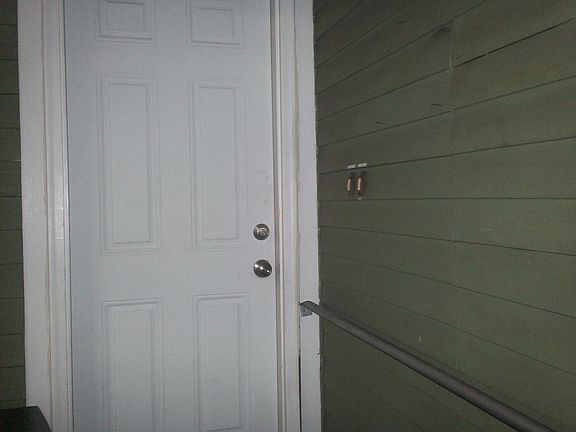enclosed foyer/rear porch