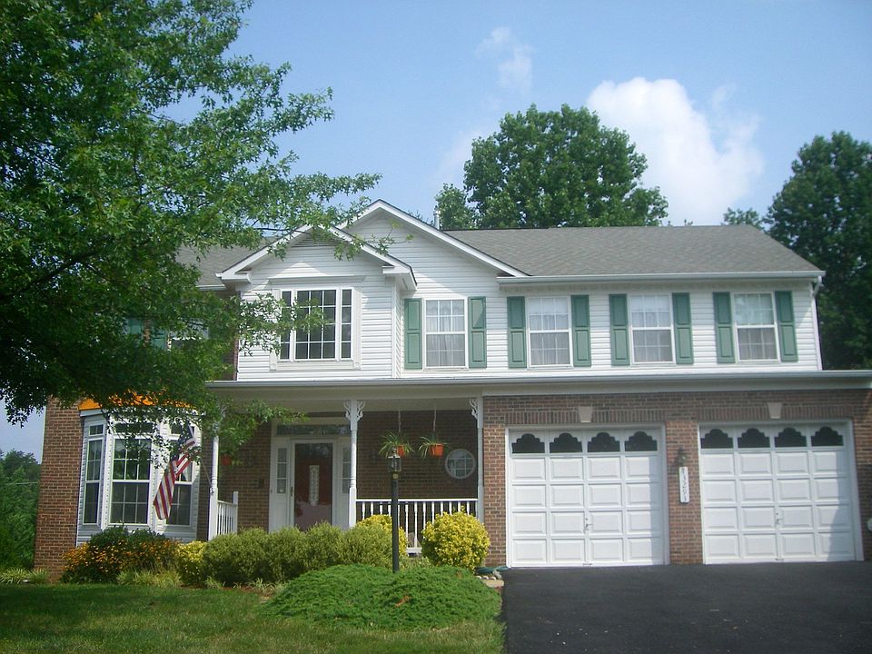 Over 4000 fin. sq ft home on 1/2 Acre lot - Beautiful