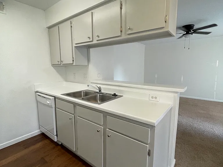 Silver Maples Apartments — Photo 9