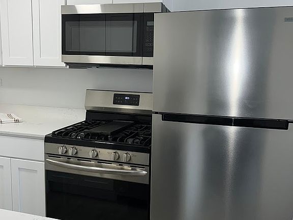 5th image of 2559 W Bryn Mawr Ave #204