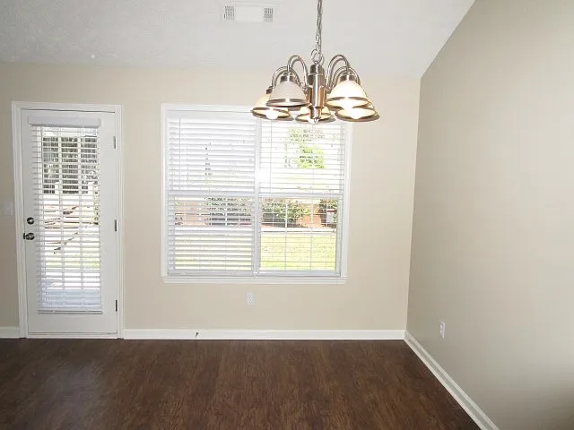 305 Brannans Ct — Photo 3