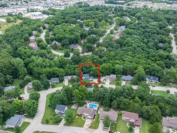 3rd image of 805 Maywood Dr