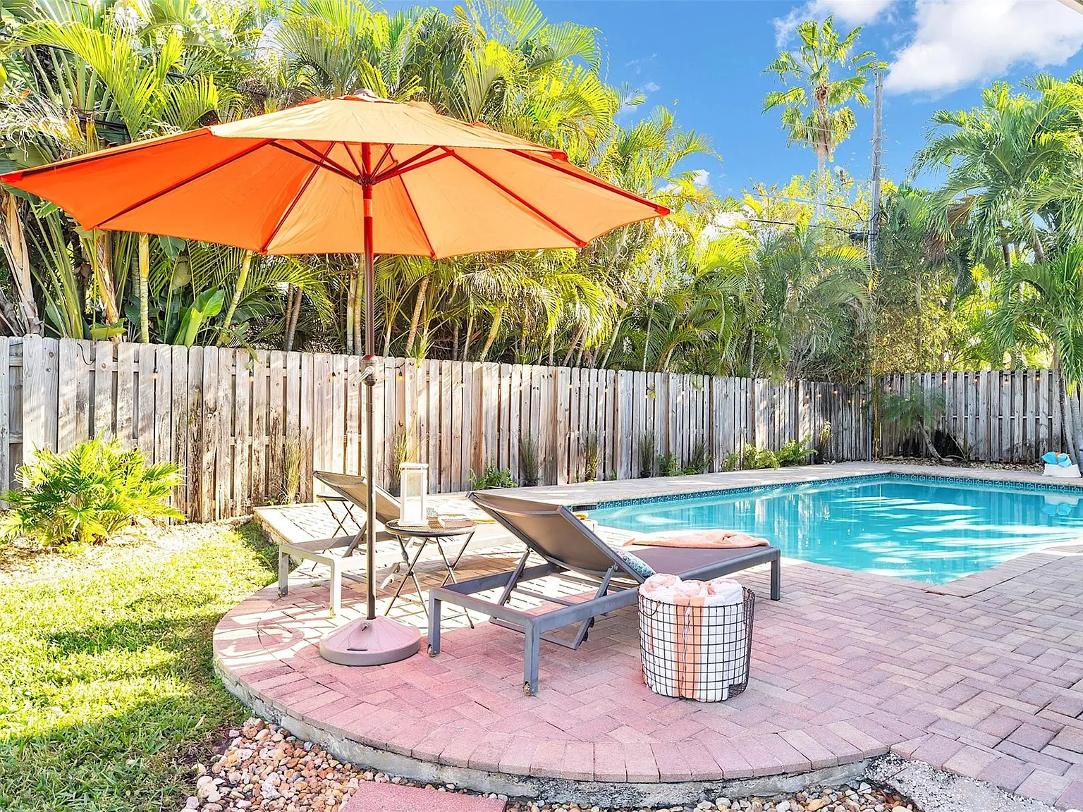 3 bed, 2.5 bath, 1595 sqft, $9,900 — Photo 3