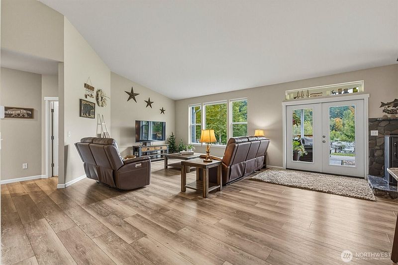 5th image of 533 Cornell Road