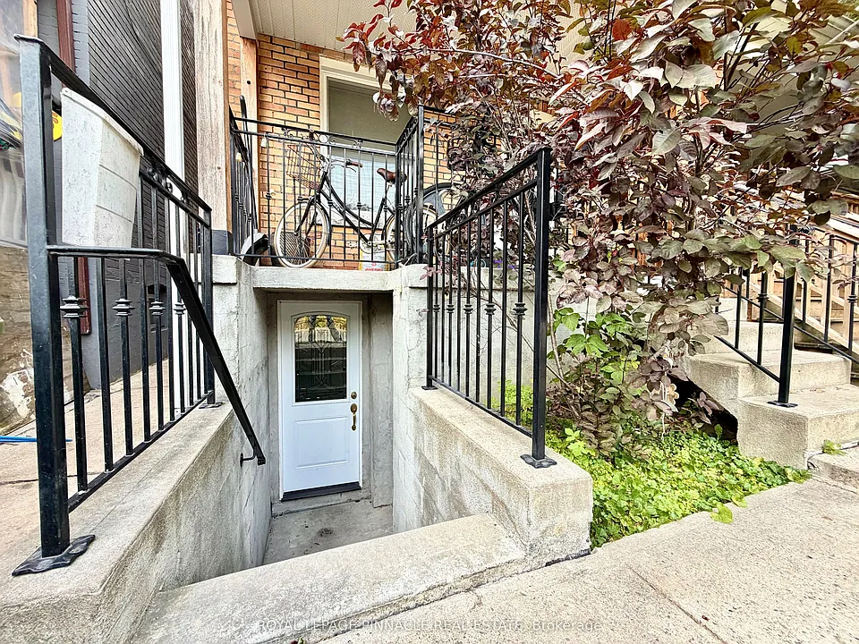 136 Campbell Ave #LOWER