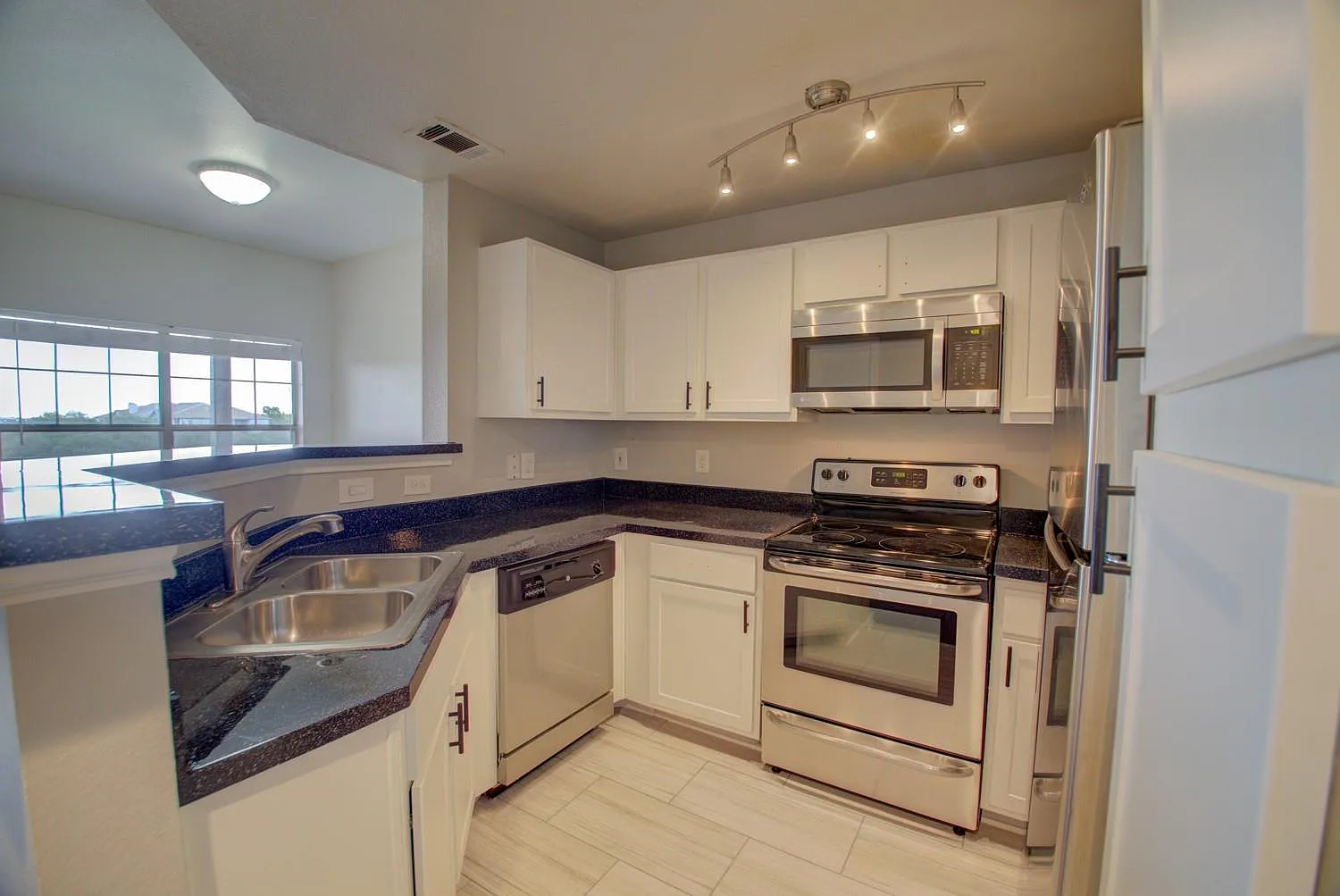 3 bed, 2.0 bath, 1192 sqft, $1,795 — Photo 3