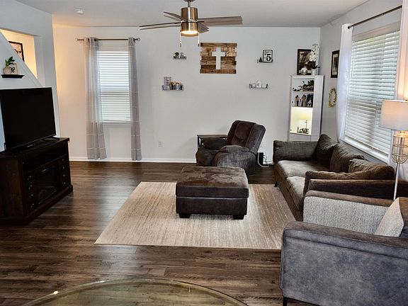 3rd image of 372 Emery Oak Dr.