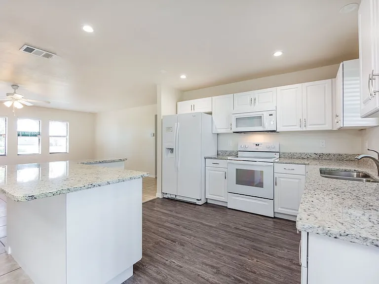 1009 Nicholas Pkwy W — Photo 5