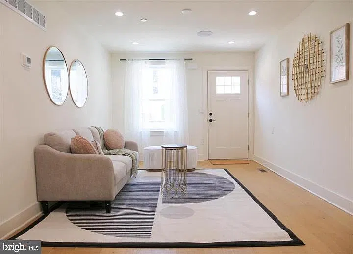 4 bed, 4.0 bath, 2365 sqft, $3,200 — Photo 3