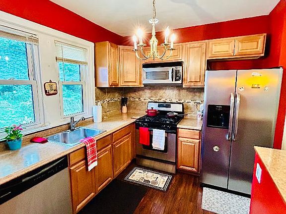 3rd image of 907 Church Ln
