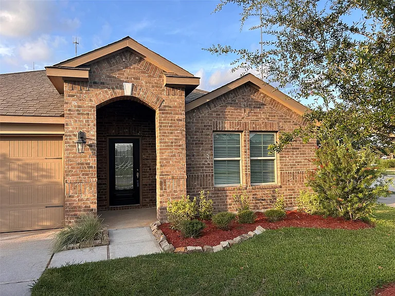 1402 Central Heights Dr — Photo 2