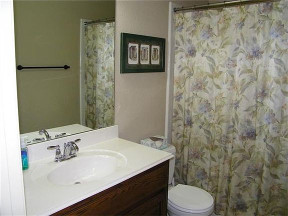 3rd image of 204 Hendelson Ln