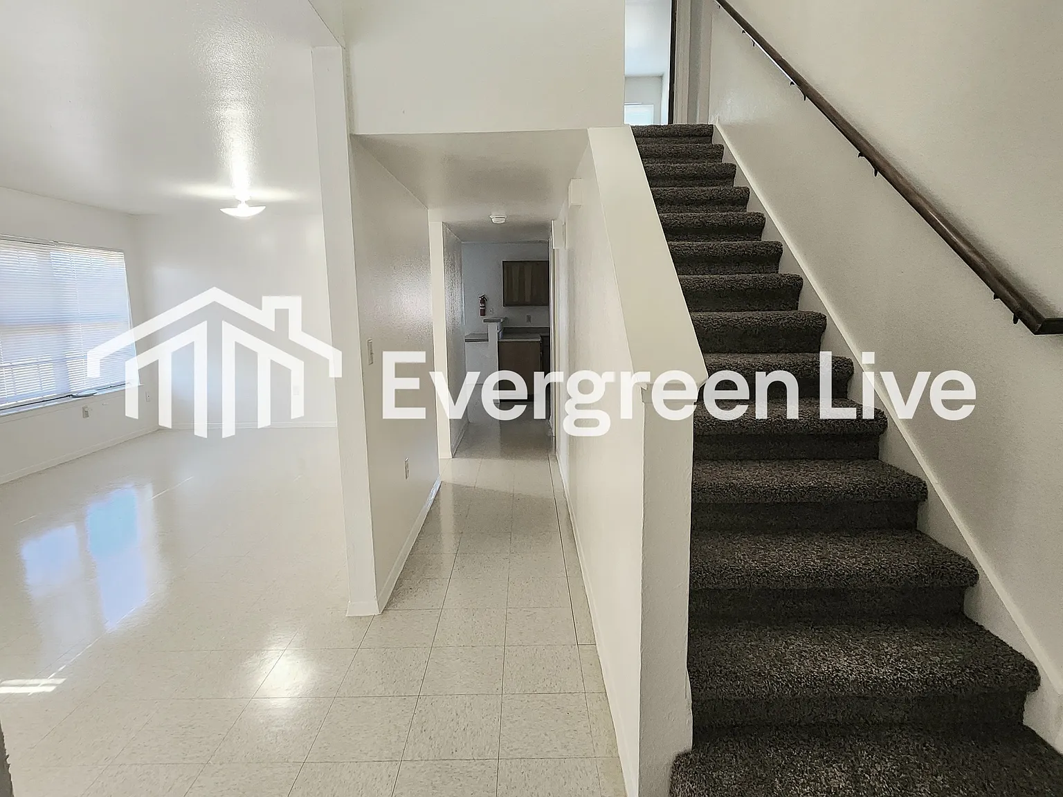 4 bed, 2.5 bath, 1390 sqft, $1,395 — Photo 2