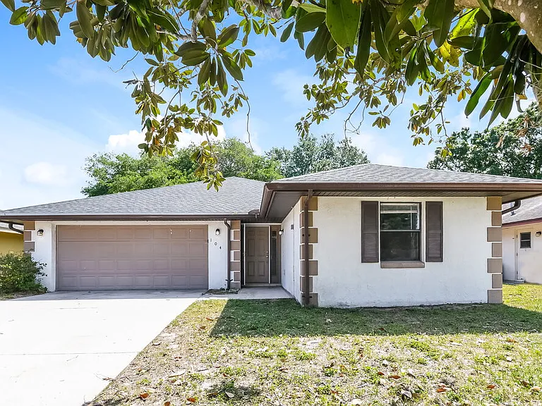 104 Daisy Dr SE — Photo 1