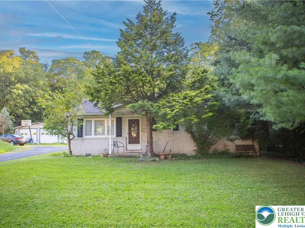 8657 S Loop Rd, Slatington, PA 18080