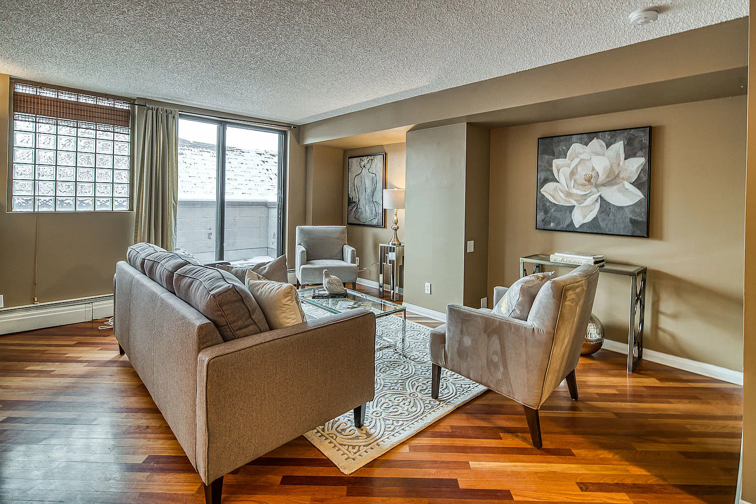 2 Storey Spacious — Photo 4