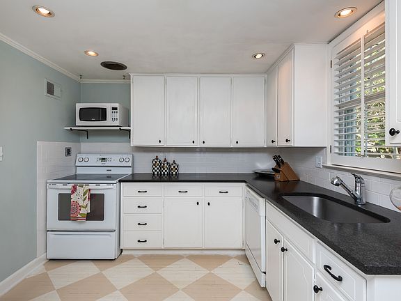 4th image of 1108 W 76th Ter