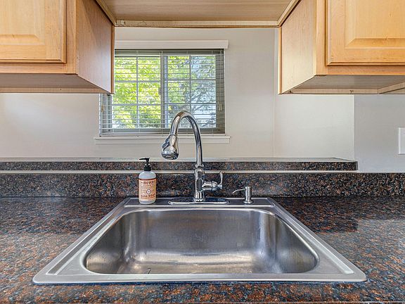 4th image of 33539 Balmoral St