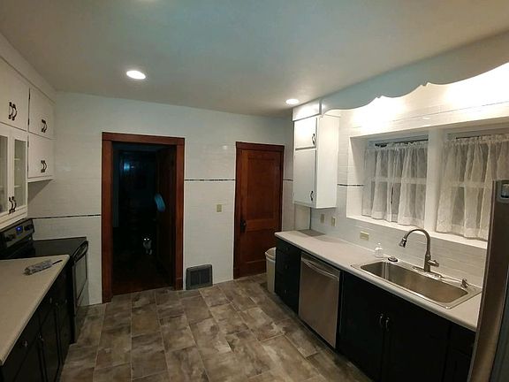 Recently remodeled kitchen with new appliances!