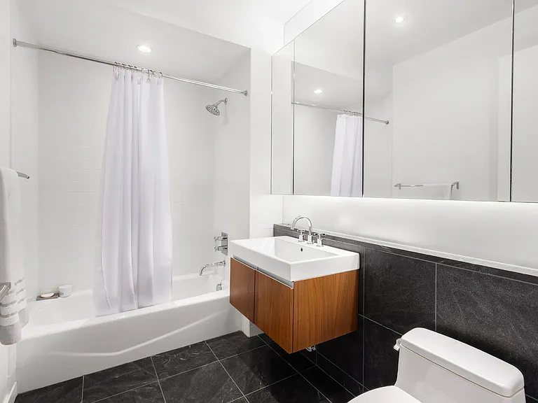 311 W Broadway #Townhouse 4 — Photo 8