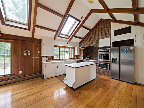 5th image of 8 Conway Ln