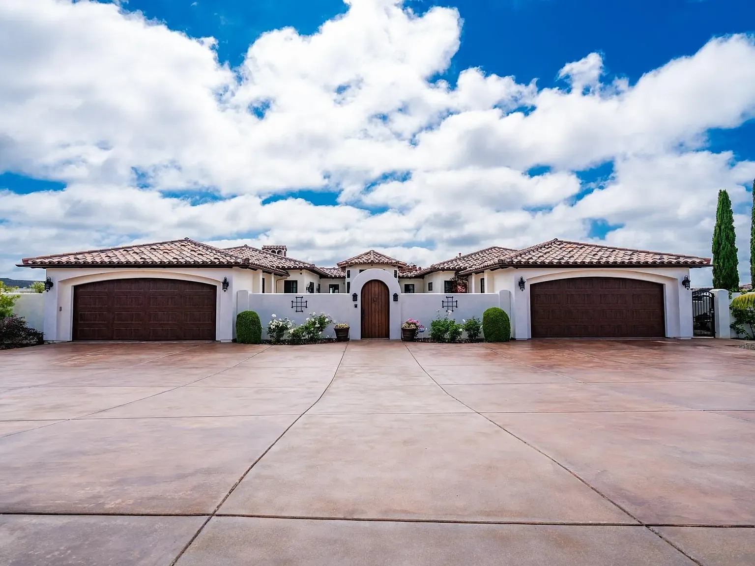 4 bed, 3.5 bath, 3600 sqft, $25,000 — Photo 1