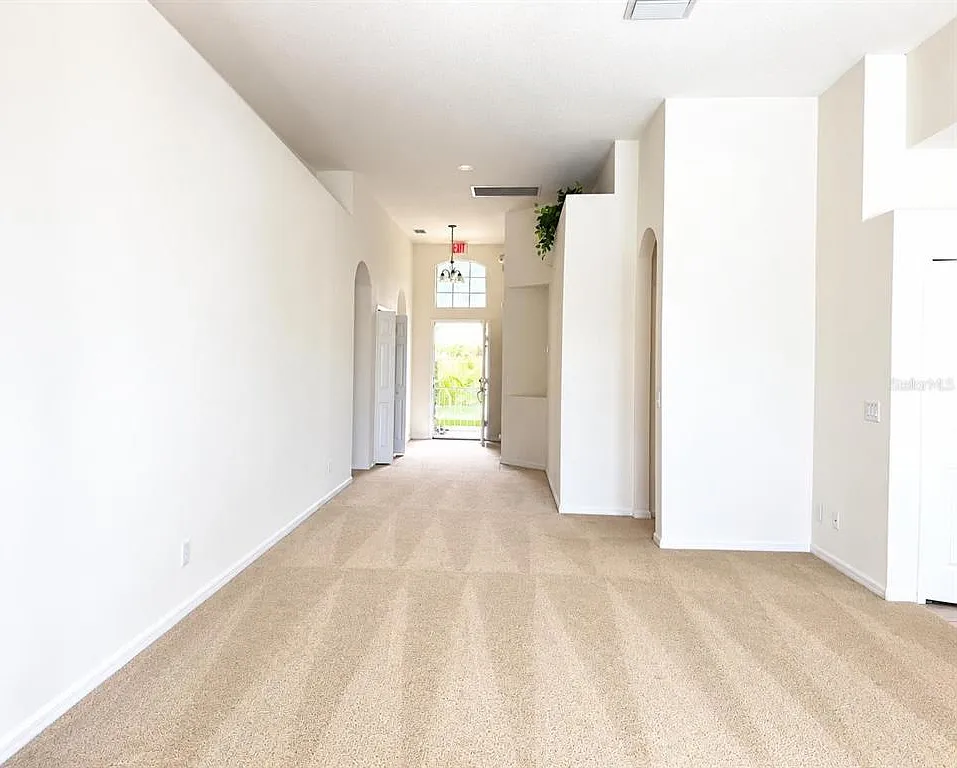 4 bed, 3.5 bath, 1946 sqft, $2,600 — Photo 3