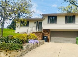 550 Breezy Point Dr #A, Clinton, IA 52732