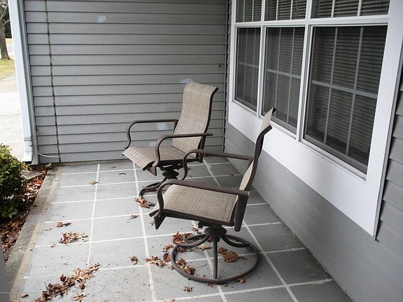 3rd image of 1074B Buckingham Dr