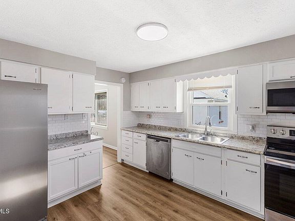 5th image of 826 Lamont St