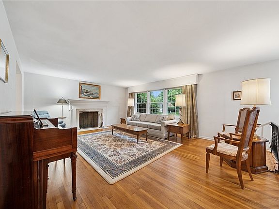 4th image of 3043 Ben Venue Dr