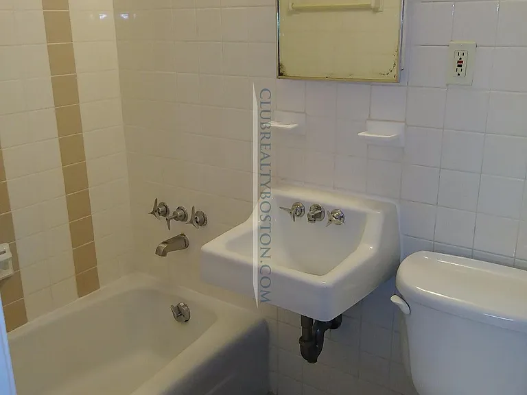 160 N Beacon St #1A — Photo 4