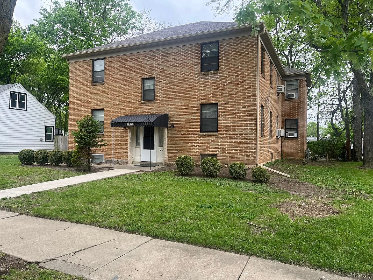 Mahon-1709 — Photo 1