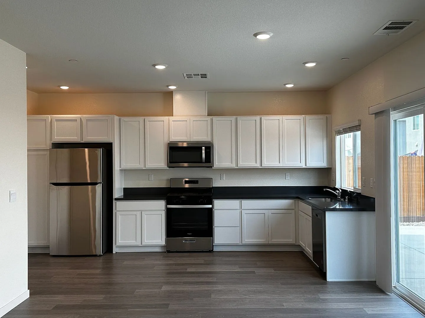 4 Bed 2.5 Ba 2 Story 2 Car — Photo 2