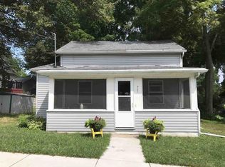 927 3rd St, Baraboo, WI 53913