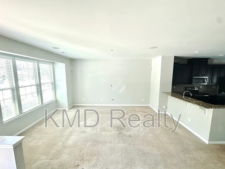 1935 Fleetwood Dr — Photo 7