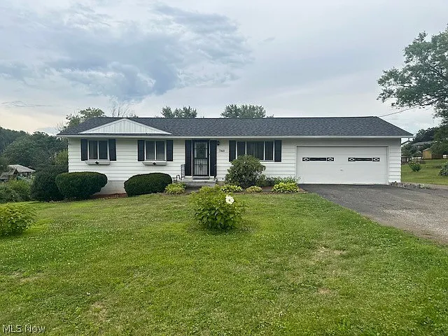 360 Trump Ave NE photo 1