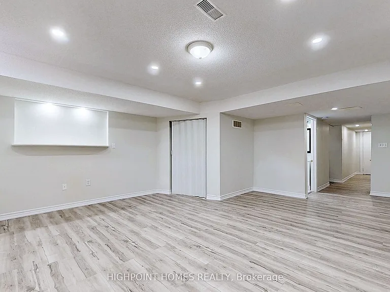 8 Martree Cres — Photo 9